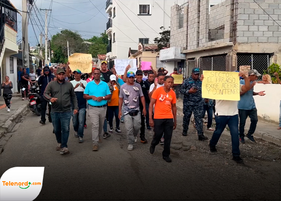 Moradores en sector Hermanas Mirabal de SFM protestan por mal estado de calles