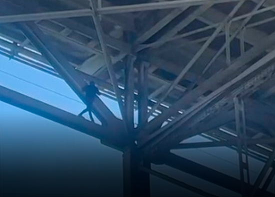 Hombre se atrinchera en estructura del puente Juan Bosch