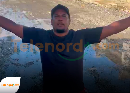 Regidor del PRM se arrodilla para pedir a Abinader arregle las calles de Pimentel