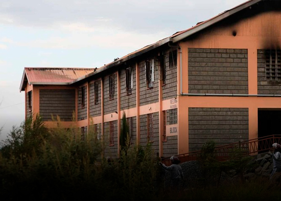 Ocho estudiantes detenidas por "incendio voluntario" que mató a 16 niñas en un internado de Kenia