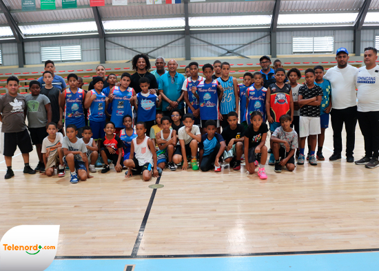 Miguelito Vargas y Club Máximo Gómez realizan exitosa clínica de baloncesto con respaldo de FEDOMBAL