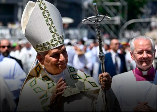 León XIV preside la procesión del Corpus Christi por las calles abarrotadas de Madrid
