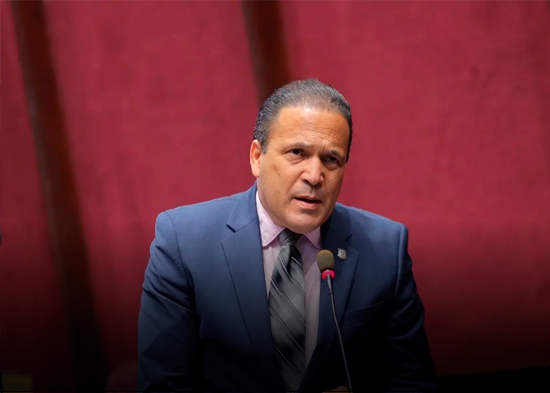 Diputado rechaza propuesta de descontar salario a docentes que participen en huelgas