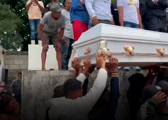 En medio del llanto y tristeza, sepultan joven asesinado en un puesto de venta de hot dogs en SFM