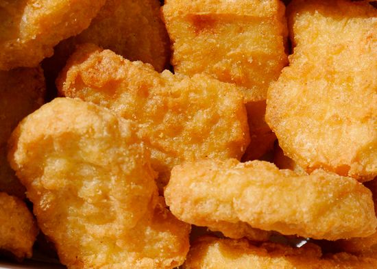 Un empleado de McDonald's muestra cómo se preparan los 'nuggets' y las  papas fritas en solo tres minutos 